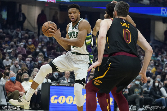 同僚在他身 同僚在他身